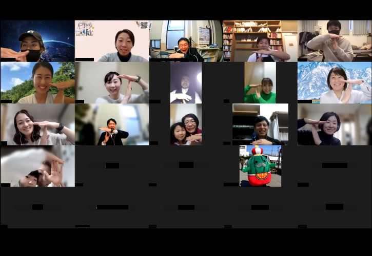 Tポーズで集合写真