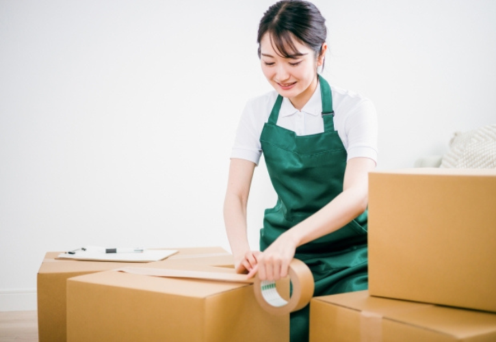 荷造りする女性