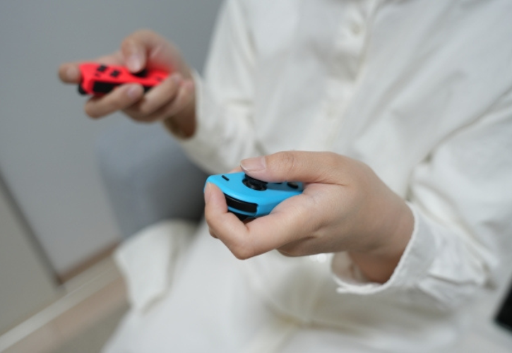 ゲームで遊ぶ女性