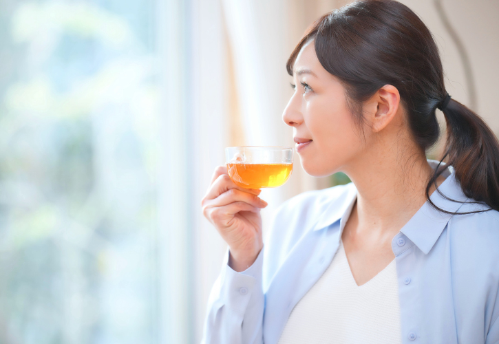 紅茶を飲む女性