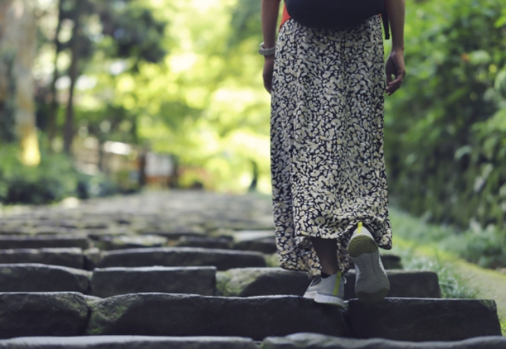 森林を歩く女性
