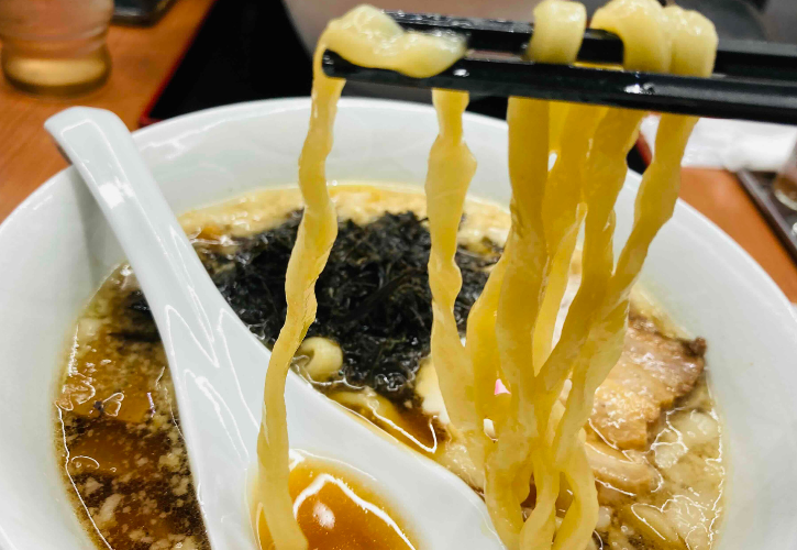 麺を箸で持ち上げた写真