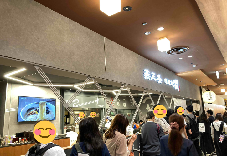 お店の前で並ぶ人々