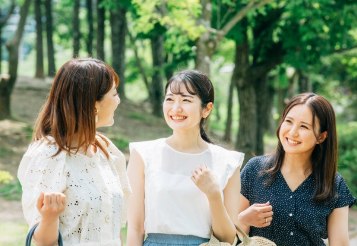 おしゃべりする女性たち