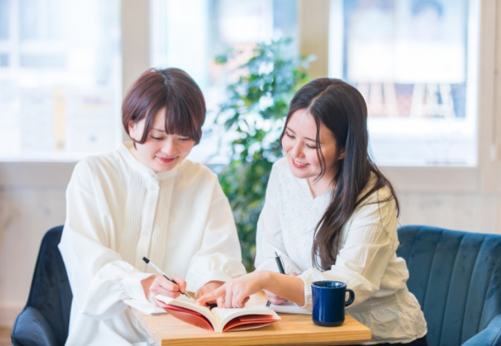 一緒に勉強する女性たち