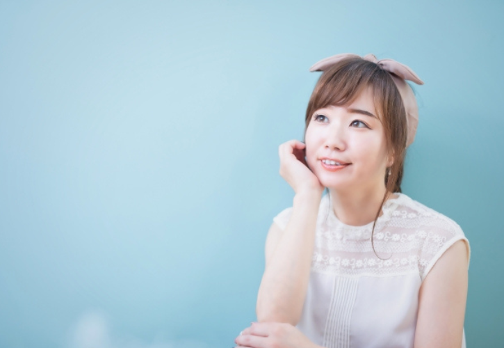 頬杖をつく女性