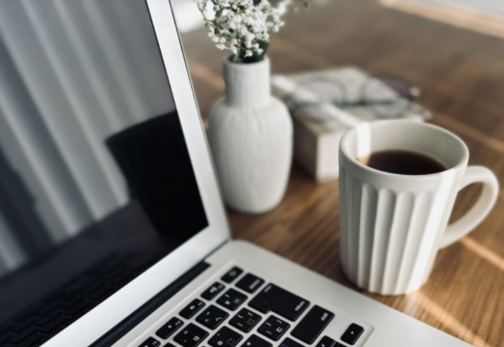 パソコンとマグカップ