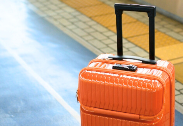 赤いキャリーケース